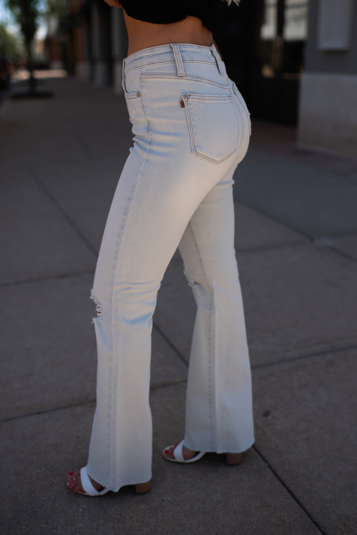 Judy Blue Summer Sunshine Bootcut Jeans (Light Wash)